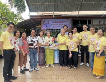 ดร.ภัทร์ พร้อมครอบครัวหนังสือทำบุญครบรอบวันเกิดบุพการี