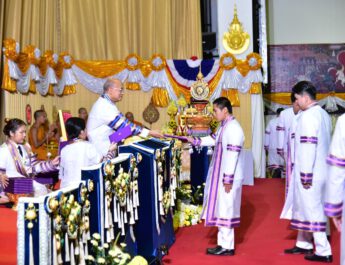 องคมนตรี เป็นผู้แทนพระองค์ ในพิธีพระราชทานปริญญาบัตรแก่ผู้สำเร็จการศึกษาจากมหาวิทยาลัยเทคโนโลยีราชมงคล2แห่ง