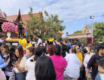 สุพรรณบุรี   วันหยุดยาวสายมูนับพันแห่เข้าวัดเดิมบางขอพรวันเปิดทรัพย์ เจิมมือเปิดดวง ส่งท้ายปี